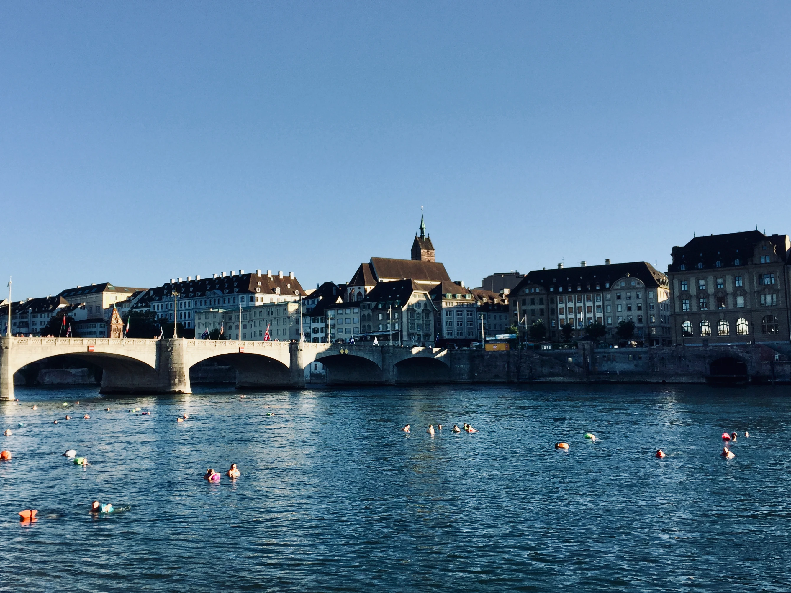 Mittlere Brücke mit Schifflände